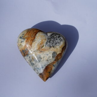 Kyanit Herz aus der Schweiz